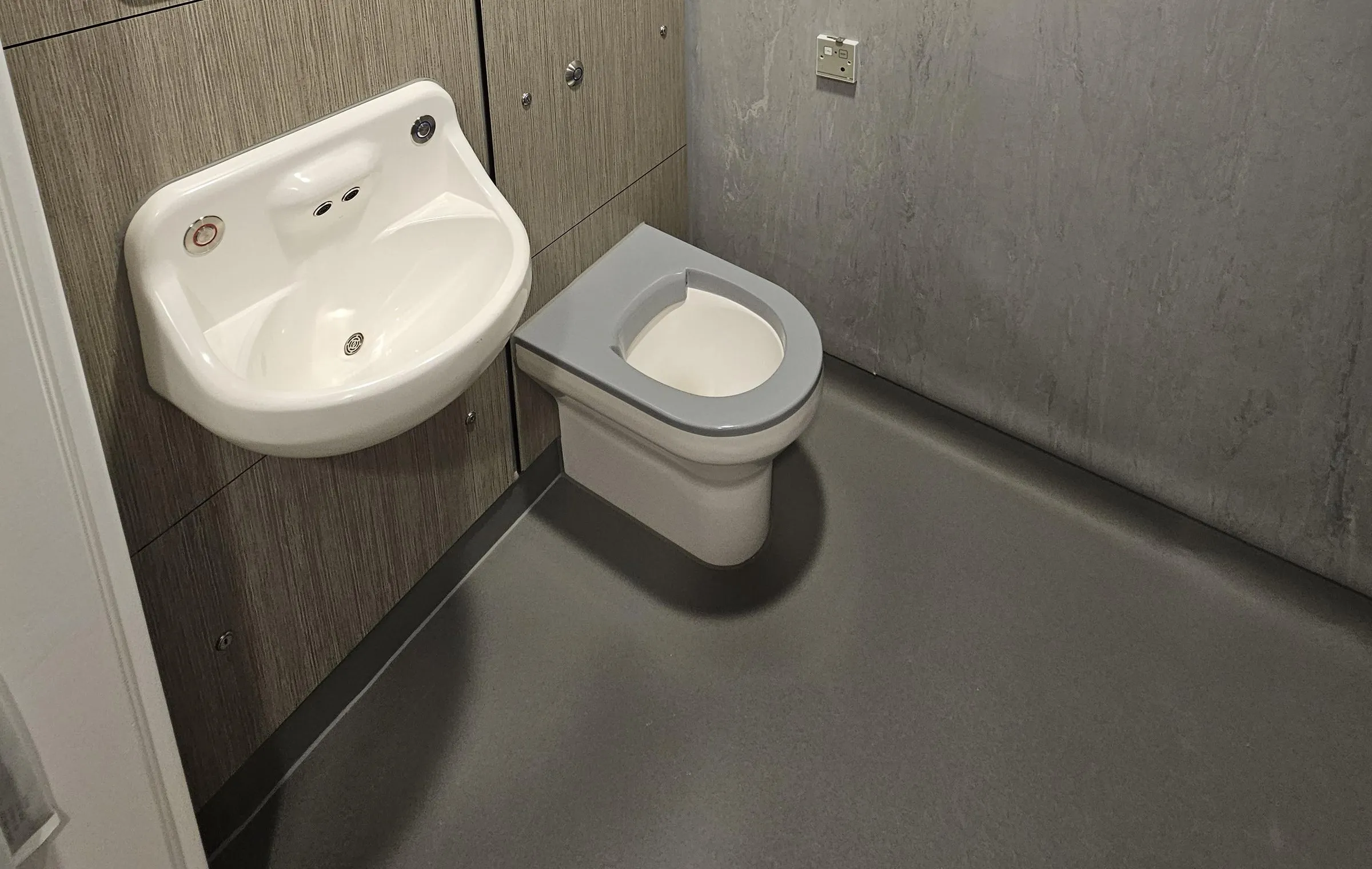 Polysafe safety vinyl coved into Polyflor wall vinyl in an en-suite at Cefn Carnau Hospital